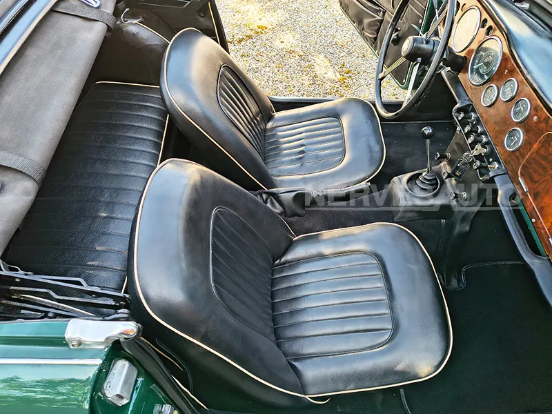 Triumph TR4 IRS Verde inglese 12
