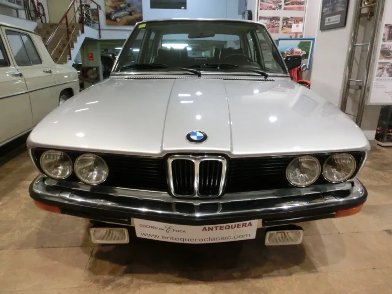BMW 518 SEDAN E12 SERIES 5 4