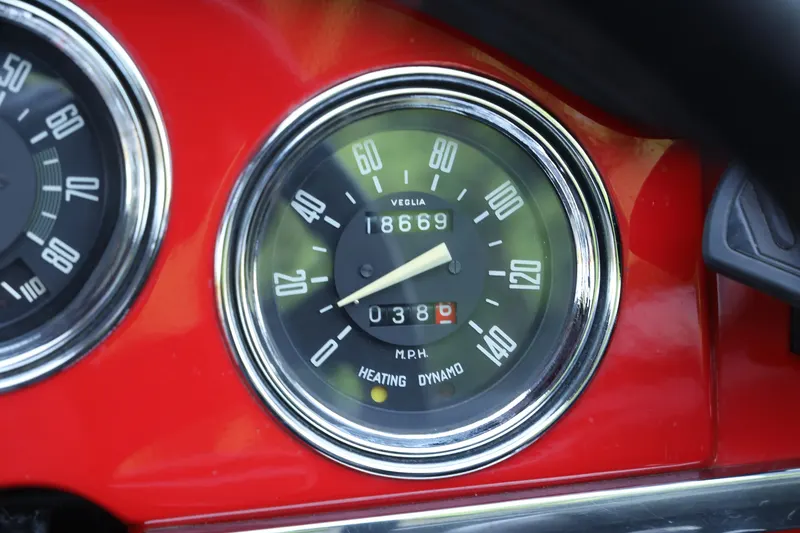 Alfa Romeo Giulia 1600 Spider "Restored and rebuilt" 9