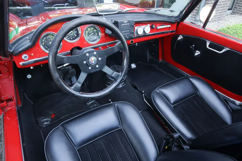 Alfa Romeo Giulia 1600 Spider "Restored and rebuilt" 3
