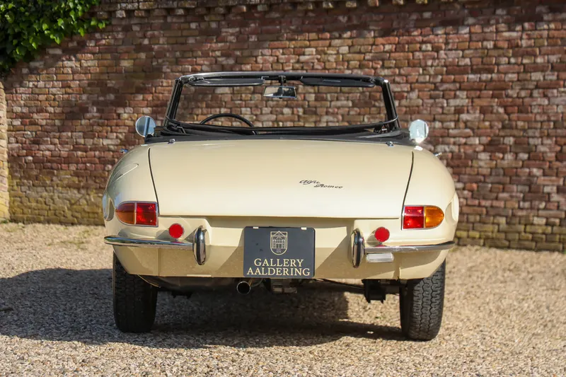 Alfa Romeo Spider Duetto 1600 6
