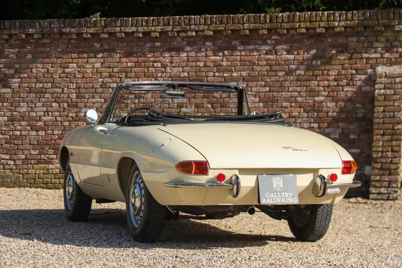 Alfa Romeo Spider Duetto 1600 2