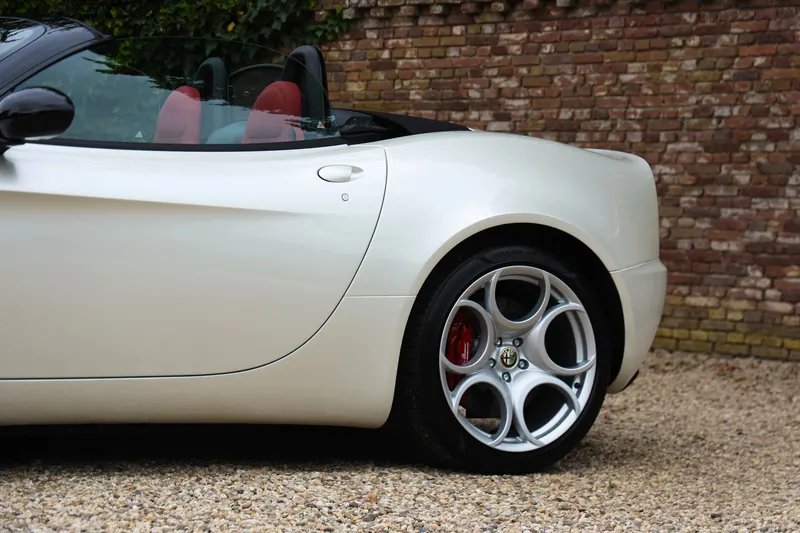 Alfa Romeo 8C Spider "Less than 9.800 kilometers" 13