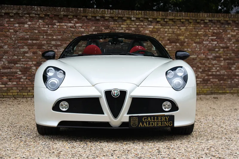 Alfa Romeo 8C Spider "Less than 9.800 kilometers" 5