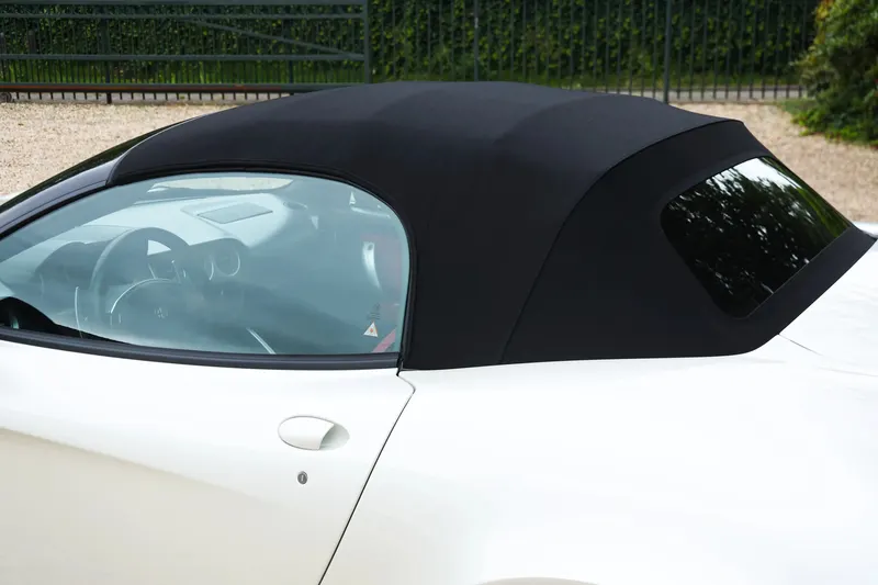 Alfa Romeo 8C Spider "Less than 9.800 kilometers" 12