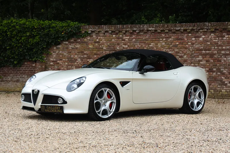 Alfa Romeo 8C Spider "Less than 9.800 kilometers" 11