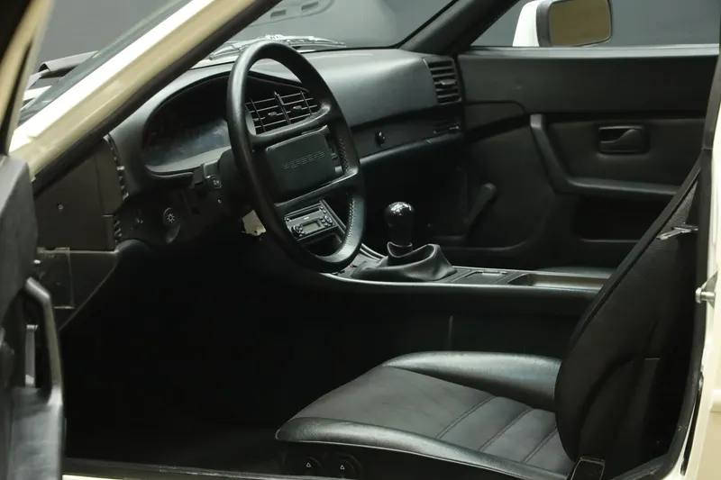Porsche 944 2.5 Coupé Alpinweiß 3