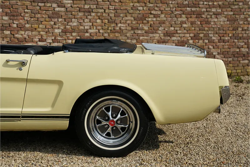 Ford Mustang GT 289 V8 Convertible A-code with the 8
