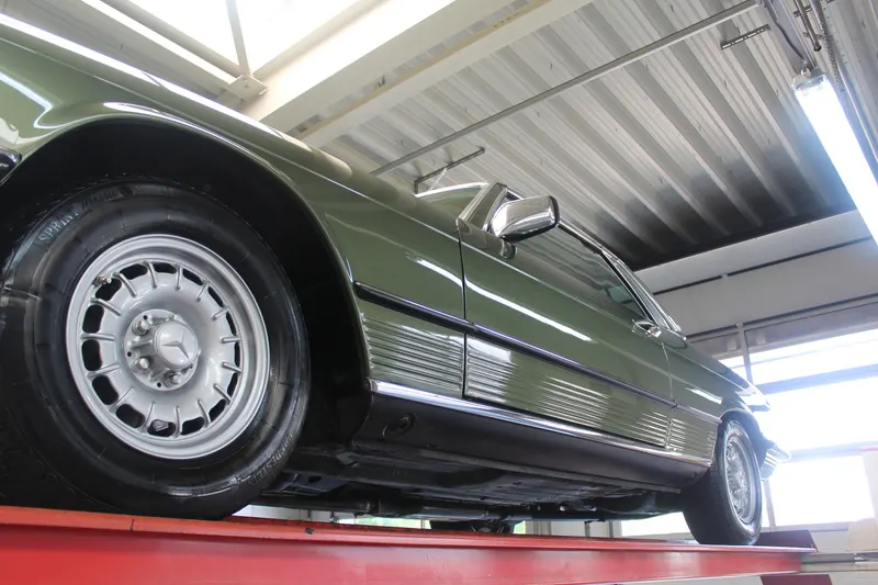 Mercedes-Benz 280 SLC "Completely green-colored" 8
