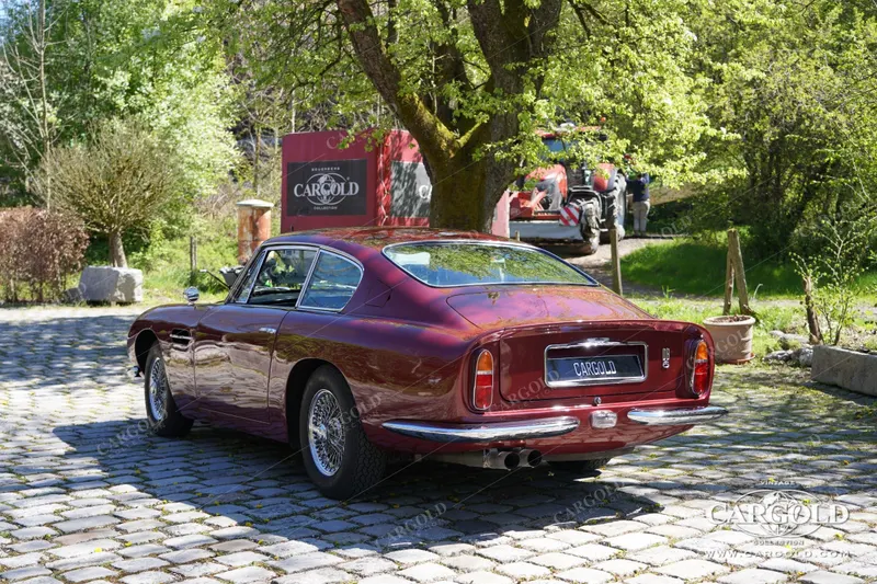Aston Martin DB6 Vantage 6