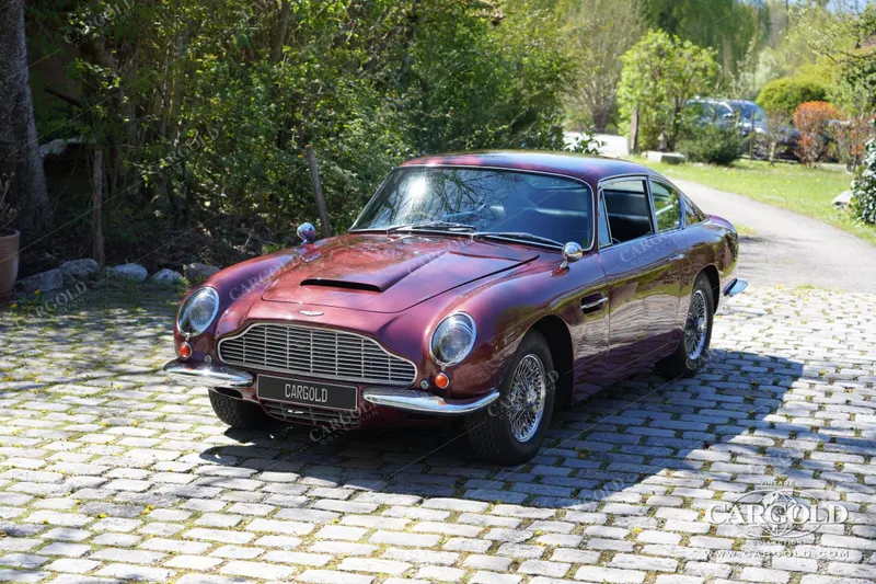 Aston Martin DB6 Vantage 2