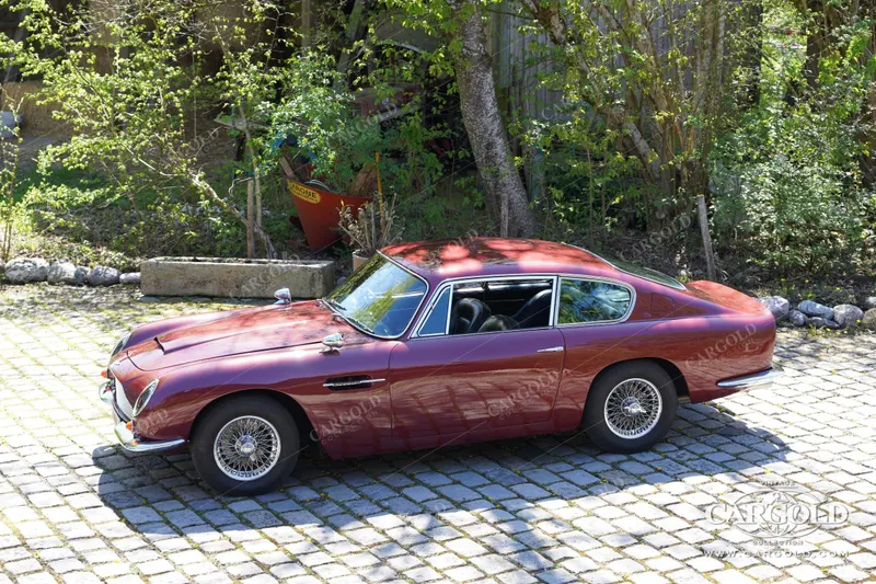 Aston Martin DB6 Vantage 4