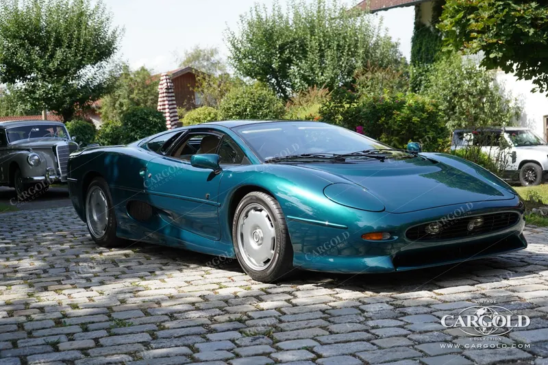 Jaguar XJ 220 10