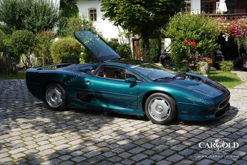 Jaguar XJ 220 12