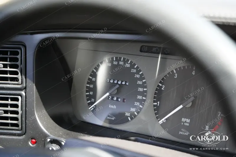 Jaguar XJ 220 7