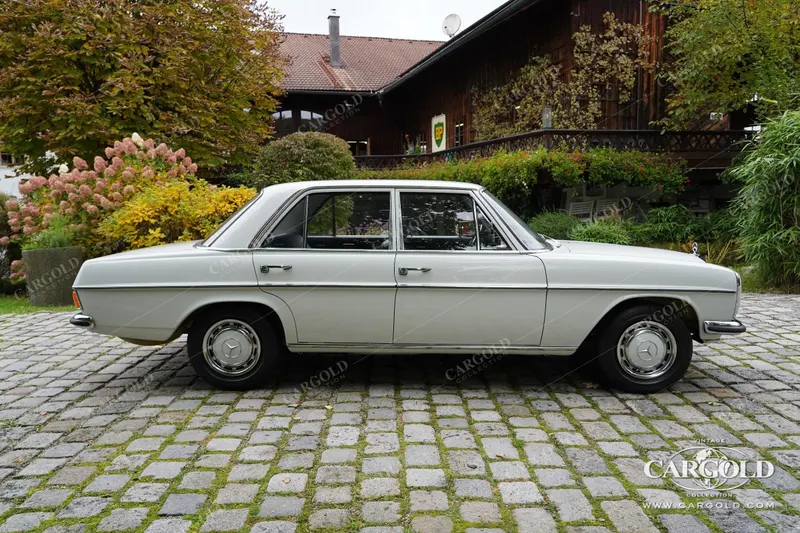 Mercedes-Benz 220/8 5