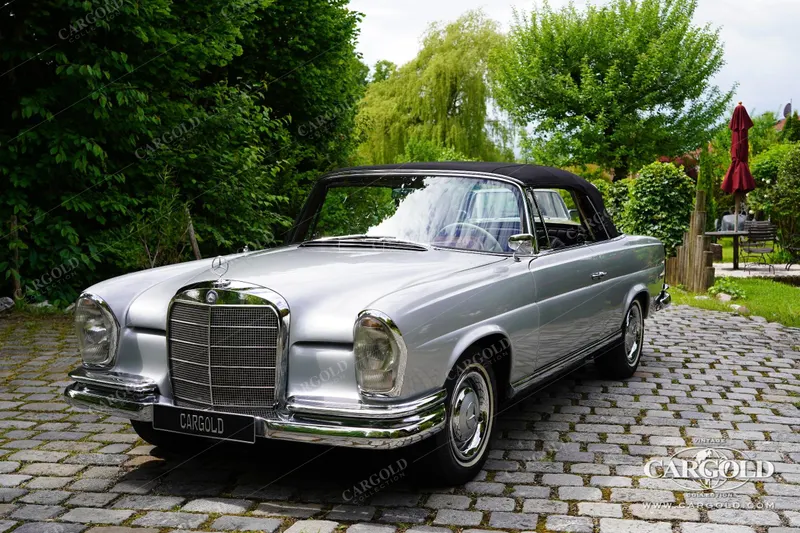 Mercedes-Benz 220 SE Cabriolet 9