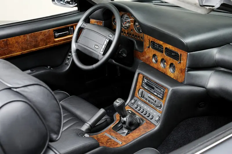 Aston Martin Virage Volante 11