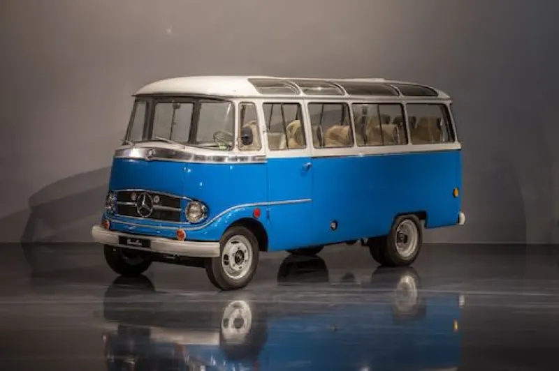 Mercedes-Benz O319 10 Passagiere Luxusbus 2