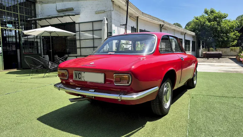 Alfa Romeo Giulia GT 1300 Junior 15