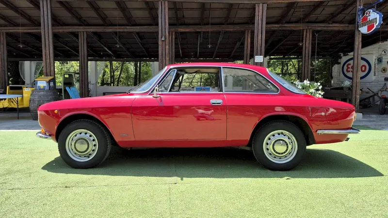 Alfa Romeo Giulia GT 1300 Junior 4