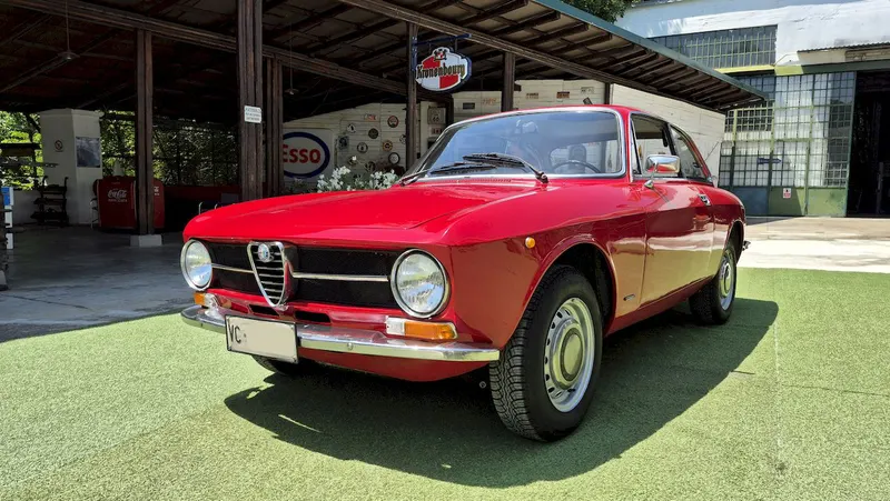 Alfa Romeo Giulia GT 1300 Junior 7
