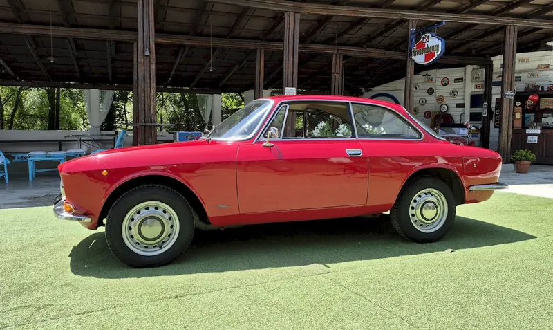 Alfa Romeo Giulia GT 1300 Junior 5