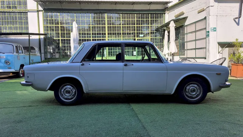 Lancia 2000 Iniezione 12
