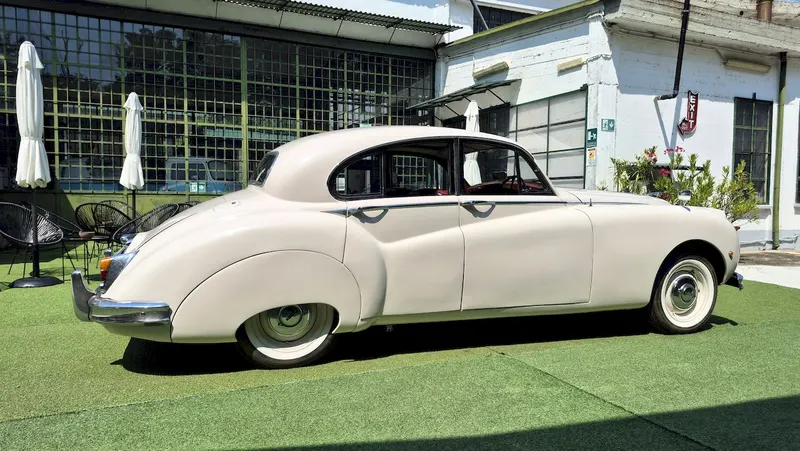Jaguar Mk IX 13