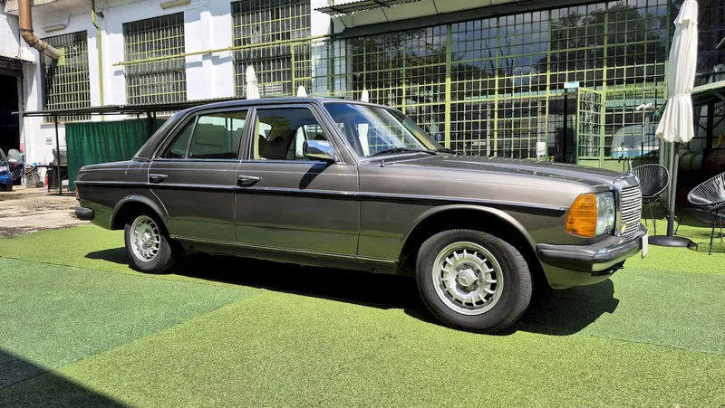 Mercedes-Benz 240 D 12