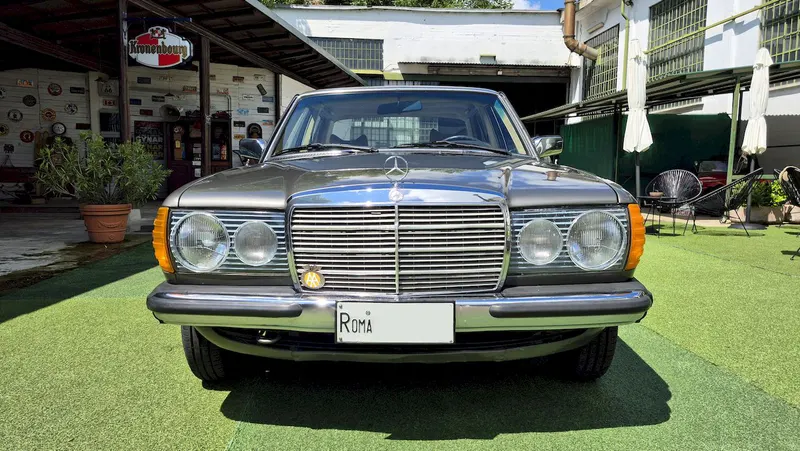 Mercedes-Benz 240 D 9