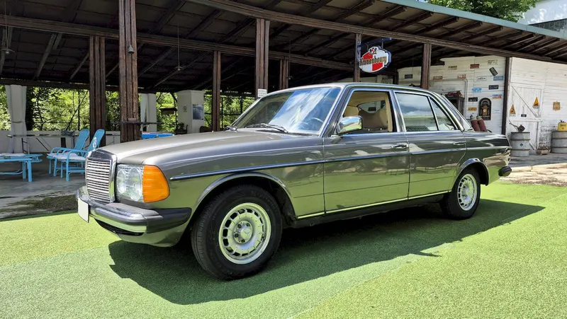 Mercedes-Benz 240 D 2