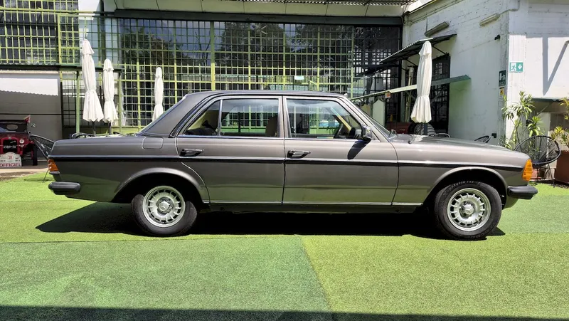Mercedes-Benz 240 D 13