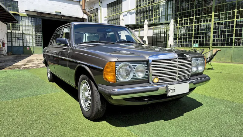 Mercedes-Benz 240 D 10