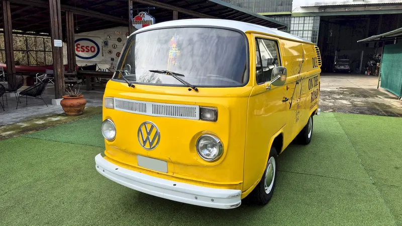 Volkswagen T2b panel van 8