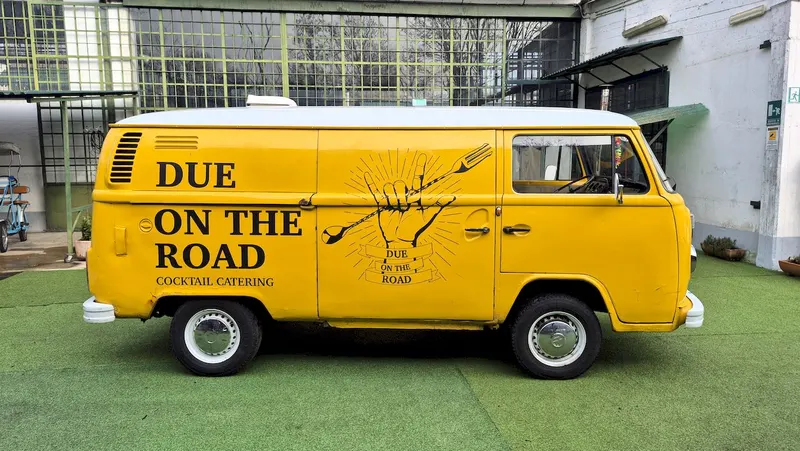 Volkswagen T2b panel van 14