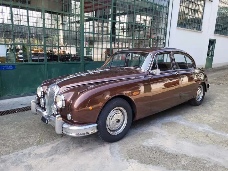 250 V8 2.5 V8 Saloon 4
