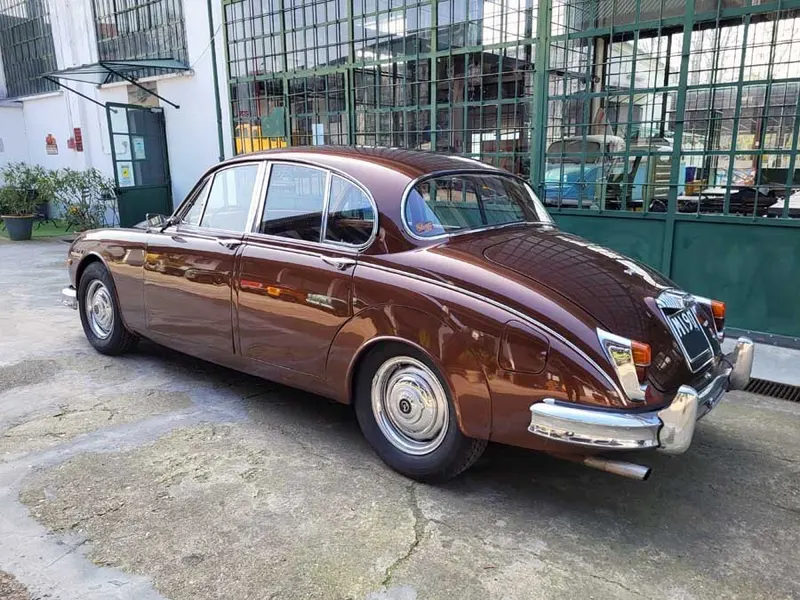 250 V8 2.5 V8 Saloon 13