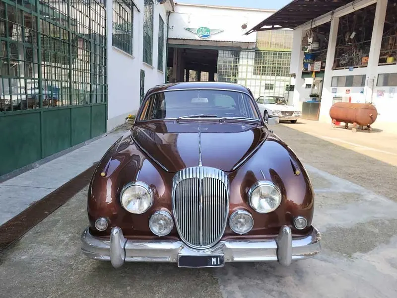 250 V8 2.5 V8 Saloon 7