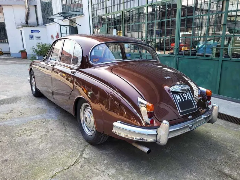 250 V8 2.5 V8 Saloon 12