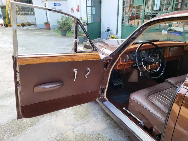 250 V8 2.5 V8 Saloon 14