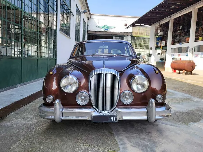 250 V8 2.5 V8 Saloon 6
