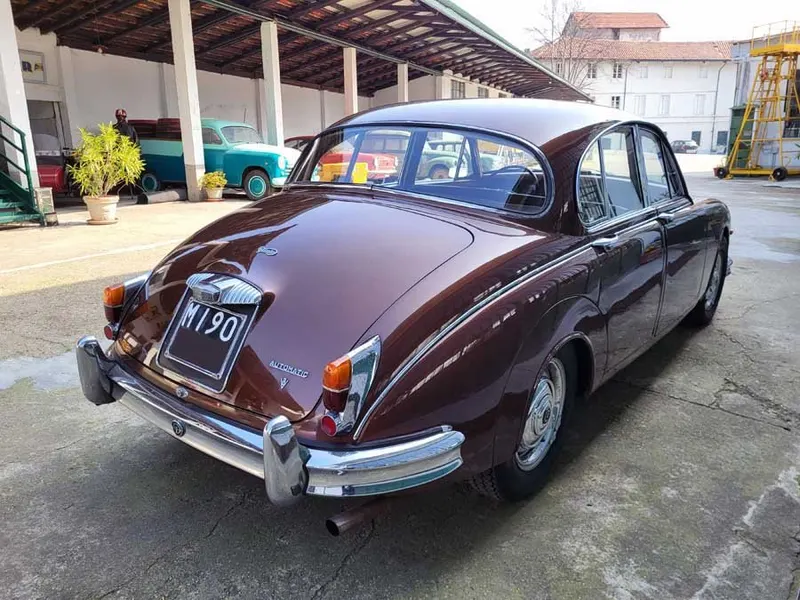 250 V8 2.5 V8 Saloon 10