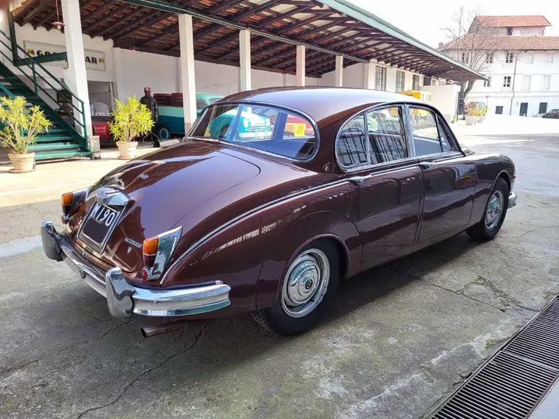 250 V8 2.5 V8 Saloon 9