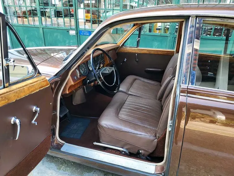 250 V8 2.5 V8 Saloon 15