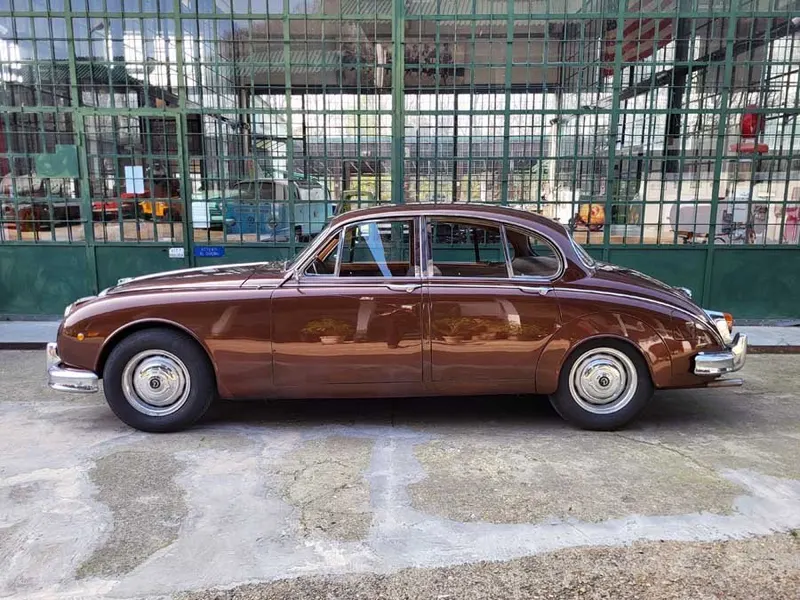 250 V8 2.5 V8 Saloon 3