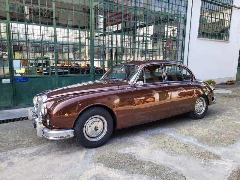 250 V8 2.5 V8 Saloon 2