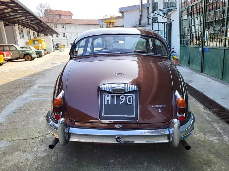 250 V8 2.5 V8 Saloon 11