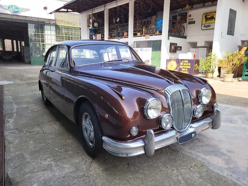250 V8 2.5 V8 Saloon 8