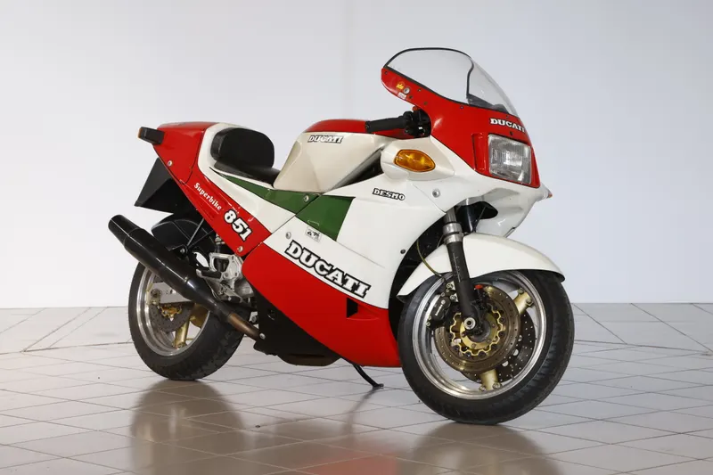 851 Tricolore 10